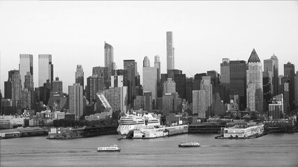 ships in East river with view of manhattan buildings New York City, black and white - 399418129