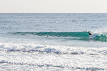 蒼い海の波とサーフィン