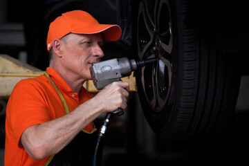 The mechanic, the mechanic, was changing the tires and inflating the tires.