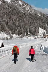 escursione neve inverno racchette da neve camminare nella neve sport inverno escursionismo gita montagna 
