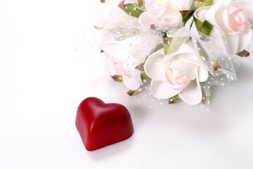 バレンタインデーイメージ　ハートのチョコレートと造花