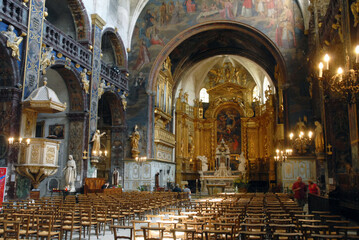 Fototapeta na wymiar Ville de l'Isle-sur-la-Sorgue, intérieur de l'église, département du Vaucluse, Luberon, France