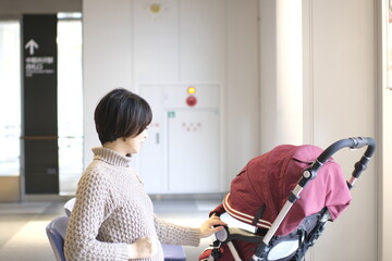 駅の椅子に座る妊婦の女性
