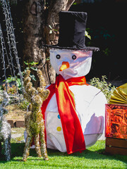 Snowman puppets made of simple materials