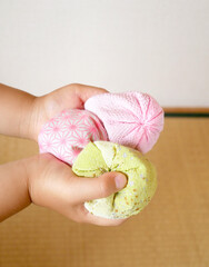 お手玉を両手で持つ子供の手