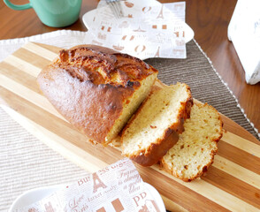 カッティンボードに置かれたパウンドケーキとコーヒー