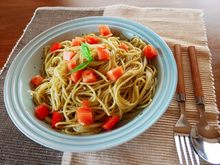 木製テーブルに置かれたジェノベーゼパスタ