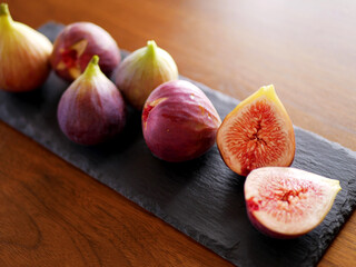 スレートプレートの上に置かれた完熟イチジク