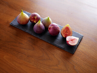 スレートプレートの上に置かれた完熟イチジク