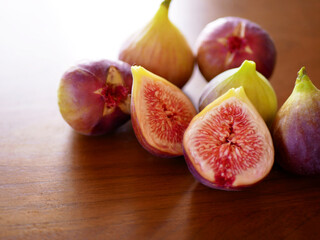 テーブルの上に置かれた完熟イチジク