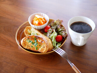 テーブルに乗せられたランチ　ガーリックトーストとコーヒー