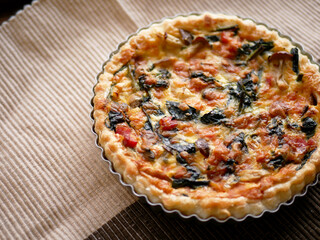 ランチョンマットに乗せられた焼きたてのキッシュ