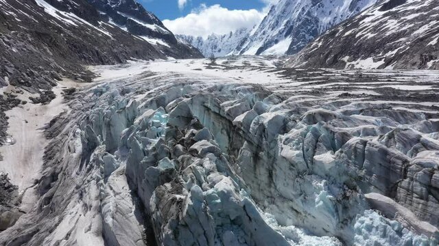 Le glacier d'argentière vue par drone en été, Haute Savoie, France 