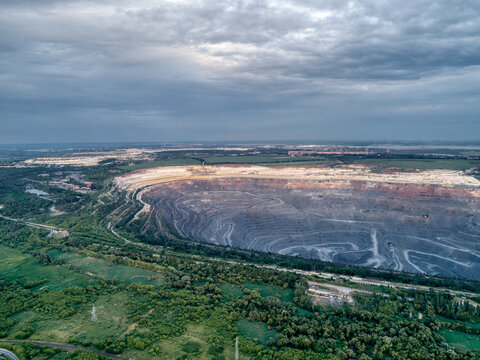Open pit for the extraction of ore. © nordroden