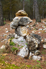 Hito de piedras para señalar el camino