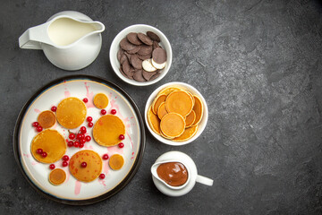 Obraz na płótnie Canvas top view yummy pancakes with cookies on a grey background dessert sweet cake pie