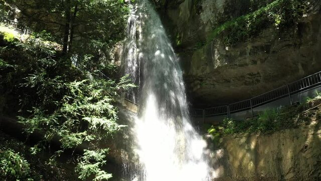 Vue a&eacute;rienne par drone de la cascade d'Angon sur la commune de Talloires, Haute Savoie, France