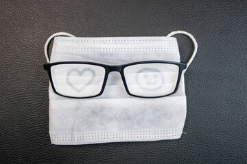 Fogging of the glasses due to the mask, evaporation, air vision problem, due to the mask, Steaming in glasses and drawn shapes on top!