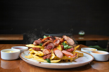 Salchipapa Frankfurt con plátano frito y papas fritas.