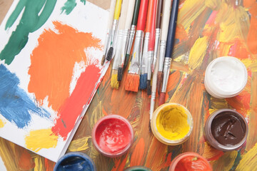 Obraz premium Paintbrush on watercolor painted background. Art. Hobby