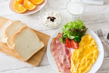 スクランブルエッグの朝食、パン食、洋食