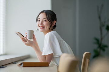 スマートフォンを使う女性