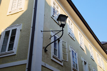 Obraz premium An old narrow street in Salzburg, Austria