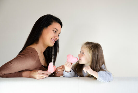 Woman and child give gifts to each other. Happy birthday, happy birthday, happiness is beautiful when shared.

4560 x 3096 px
38 cm x 26 cm
300 dpi
