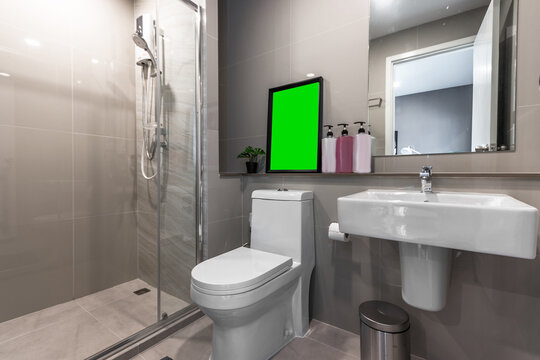 Green screen Picture frames in the bathroom