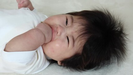 うつ伏せから頭を上げた赤ちゃんの涎 0歳 生後4ヶ月 女の子 Asian Poster Asi Poko42