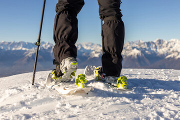 sport in alta montagna con la neve