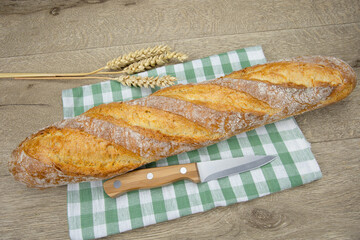 baguette de pain française sur une table