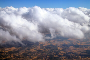 Nubes sobre los campos de cultivo de la provincia de Guadalajara en España. Fotografía aérea tomada desde la ventanilla de un avión de pasajeros.