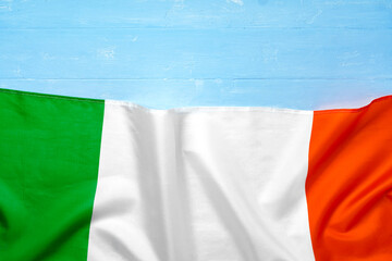 Obraz premium National flag of Italy on wooden background