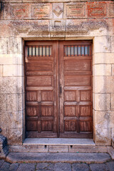 puerta de pueblo de color 