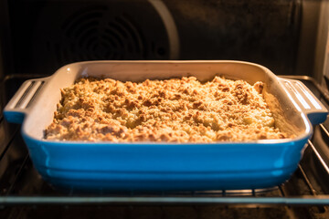 Crumble de pommes dans un four