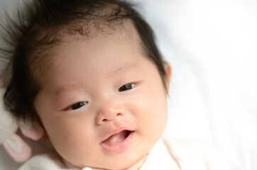 カメラ目線の赤ちゃん