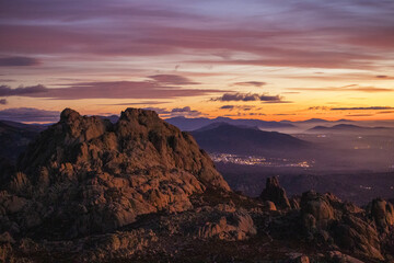 Fototapeta premium paisaje de montaña al amanecer 