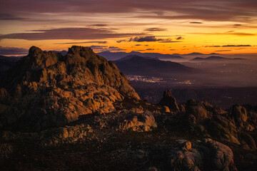 paisaje de montaña al amanecer 