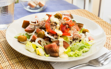mediterranean vegetable salad with tuna