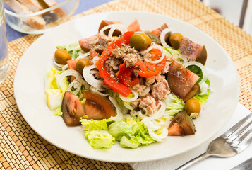 mediterranean vegetable salad with tuna