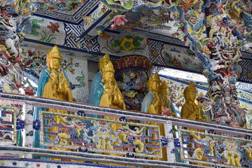 Obraz premium Golden Buddha Statues Standing in Karana Mudra on Balcony, Linh Phuoc Pagoda, Da Lat, Vietnam