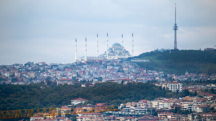 Fototapeta premium Camlica Mosque on the hill Istanbul, Turkey