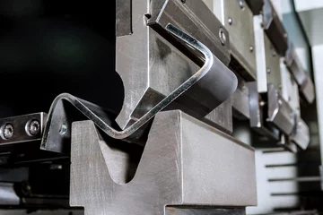 Deurstickers The process of bending sheet metal on a hydraulic bending machine © Yaroslav