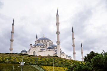Fototapeta na wymiar Camlica Mosque in Istanbul, Turkey