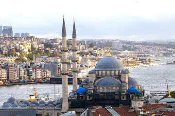 Fototapeta premium New Mosque and city view of Istanbul, Turkey