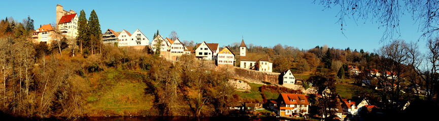 Fototapeta na wymiar Panorama von Dorf Berneck mit alter Burg auf hohem Berg und malerischen Häuserfronte über schönem See 
