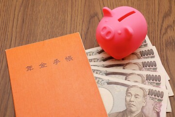 年金手帳と豚の貯金箱