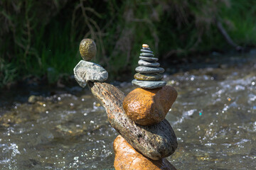 equilibrio de piedras en la naturaleza, arte natural, meditacion y yoga para el alma