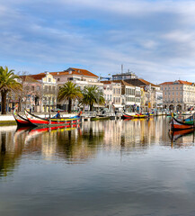 Canal da Ria de Aveiro com barcos moliceiros